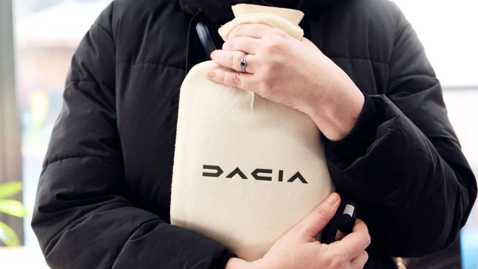 Dacia: Τρολάρει την BMW και δίνει δωρεάν θερμοφόρες